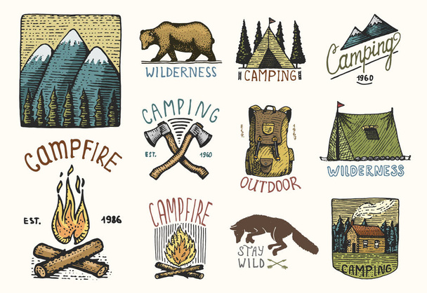 set di incisioni vintage, disegnato a mano, vecchio, etichette o distintivi per il campeggio, escursioni, caccia con le montagne, falò e tenda, asce. orso e zaino, lupo o volpe rossa
. - Vettoriali, immagini