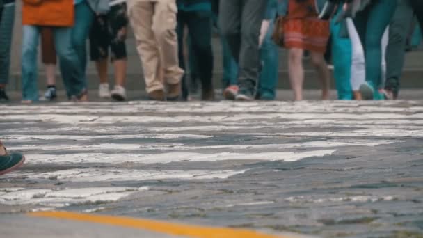 Kalabalık insan yaya geçidi yavaş çekimde yürürken ayakları - Video, Çekim