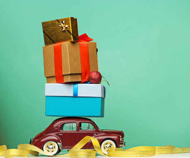 Modrý retro autíčko plní vánoční nebo novoroční dary, žlutá - Fotografie, Obrázek