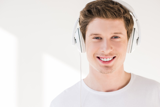 young man in headphones - Zdjęcie, obraz