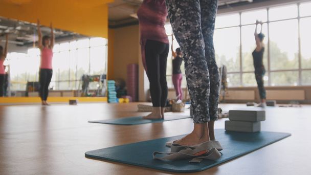 Yoga no ginásio - treinador mostra exercício de fitness para mulheres
 - Foto, Imagem
