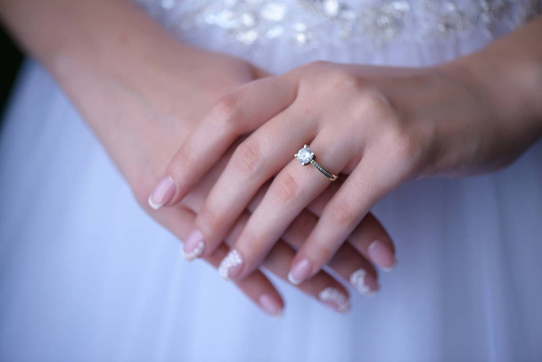 Menyasszony büszkén mutatja, az esküvői és eljegyzési gyűrű - Fotó, kép