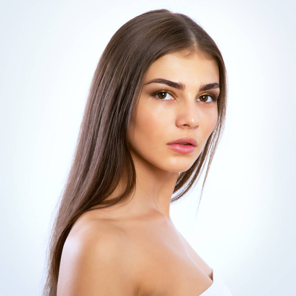 Beautiful face of young woman - Foto, afbeelding