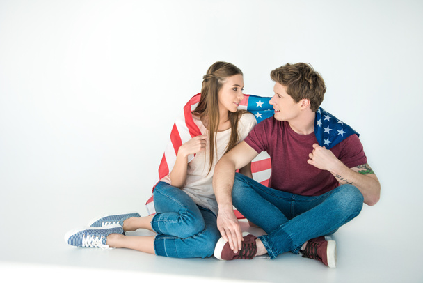 jovem casal com bandeira americana
 - Foto, Imagem