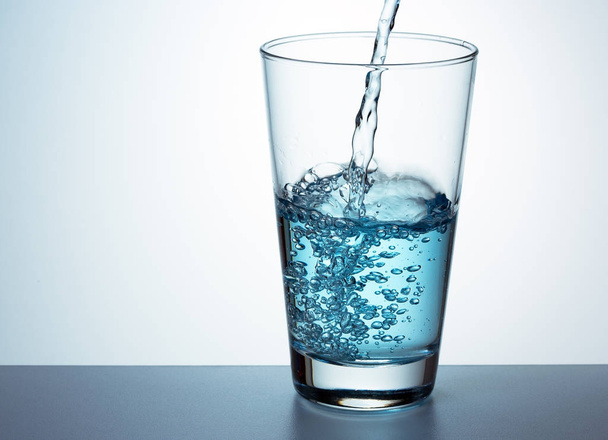 Vaso de agua dulce azul
  - Foto, imagen