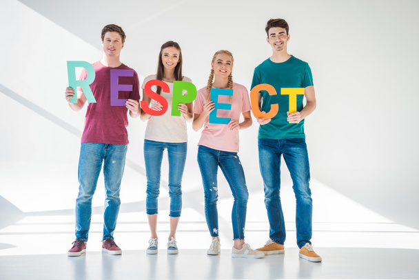 amigos sosteniendo palabra respeto
 - Foto, Imagen