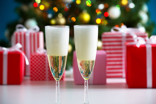 Şampanya ve Noel hediyeleri - Fotoğraf, Görsel