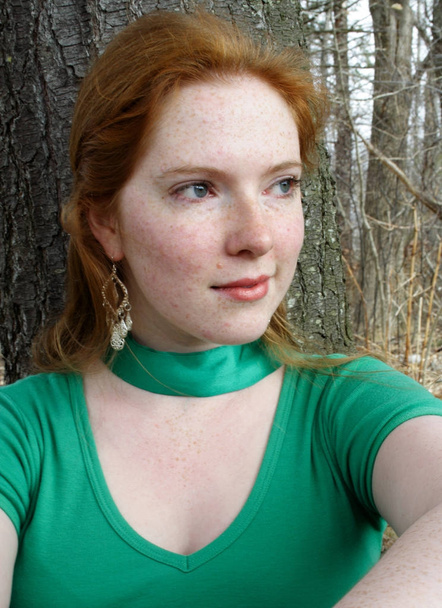 Redhead in het groen  - Foto, afbeelding