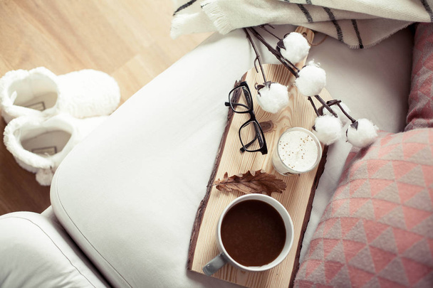 Őszi hangulatos reggeliző. Romantikus reggelit. Pamut, egy csésze forró kávét, egy gyertya, egy kockás, szemüveg. Őszi nyugalma. Egy tálca - Fotó, kép