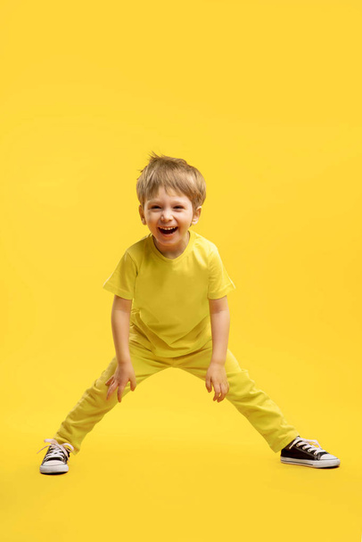 boy posing in yellow clothes - Foto, afbeelding