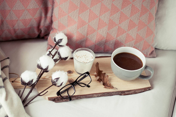 Herbstliches gemütliches Frühstück. romantisches Frühstück. Baumwolle, eine Tasse heißen Kaffee, eine Kerze, ein Karo, Gläser. Herbstliche Gemütlichkeit. ein Tablett mit - Foto, Bild