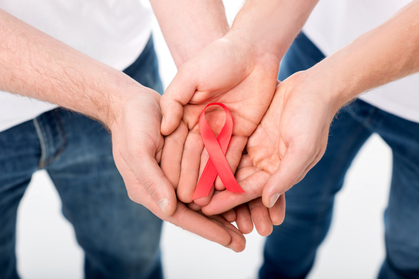 γκέι ζευγάρι κρατώντας κορδέλα του aids - Φωτογραφία, εικόνα