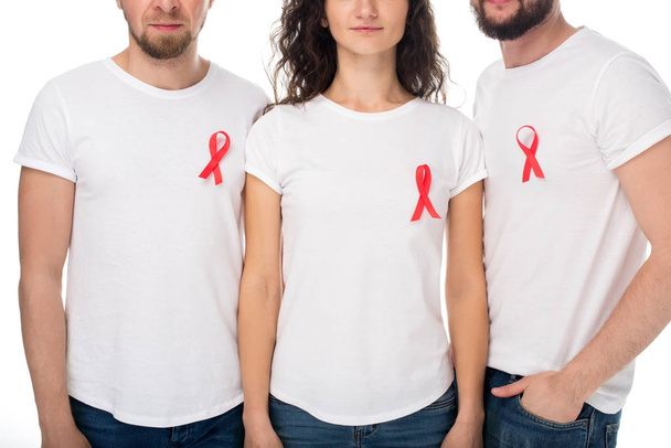 personas en camisetas en blanco con cintas de sida
 - Foto, Imagen