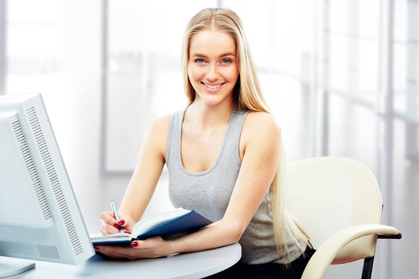 Young business woman with computer - Zdjęcie, obraz