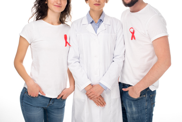 カップルとエイズのリボンを持つ医師 - 写真・画像