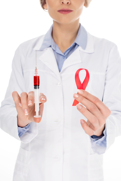 médico con cinta y jeringa de sida
 - Foto, imagen