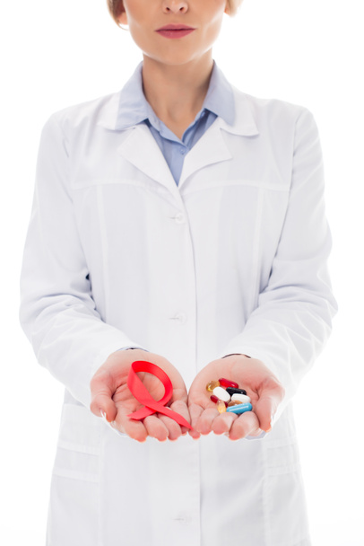 врач со СПИДом лентой и таблетками
 - Фото, изображение