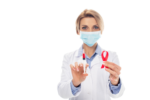 врач со шприцем и лентой от СПИДа
 - Фото, изображение