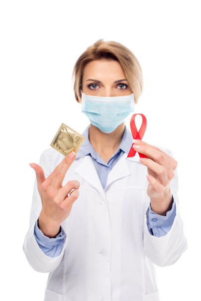 médico con cinta de SIDA y condón
 - Foto, imagen