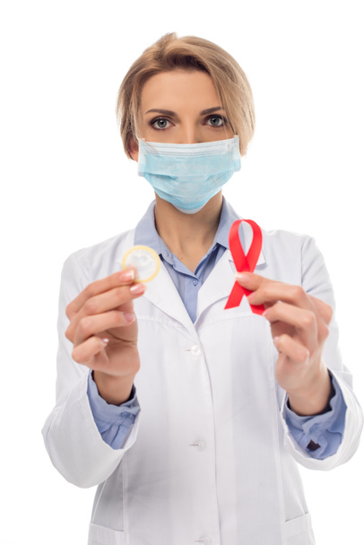 médico con cinta de SIDA y condón
 - Foto, imagen