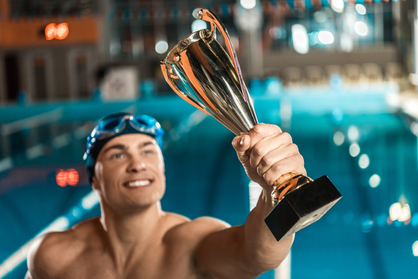 Schwimmerin mit Pokal - Foto, Bild