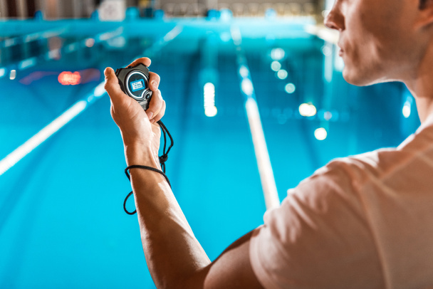 entrenador de natación con cronómetro
 - Foto, Imagen