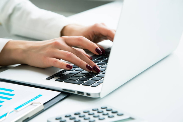 businesswoman typing on laptop  - Foto, imagen
