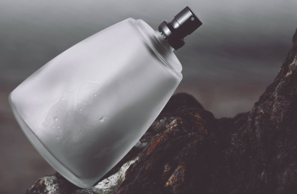 Renk arka plan üzerinde modern parfüm şişe - Fotoğraf, Görsel