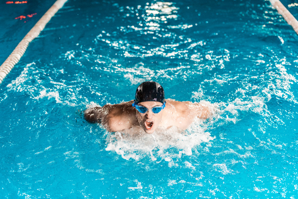 Genç profesyonel yüzücü - Fotoğraf, Görsel