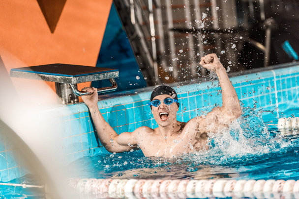 kilpailun voittaja uima-altaassa
  - Valokuva, kuva
