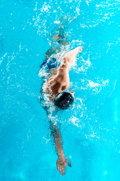 Nadador nadando en la piscina
  - Foto, Imagen