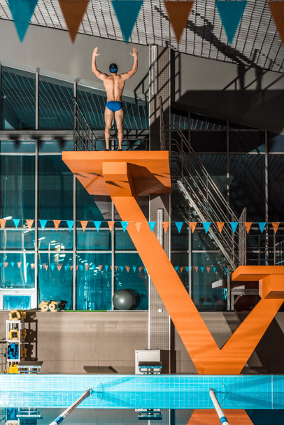nadador na plataforma de mergulho
 - Foto, Imagem