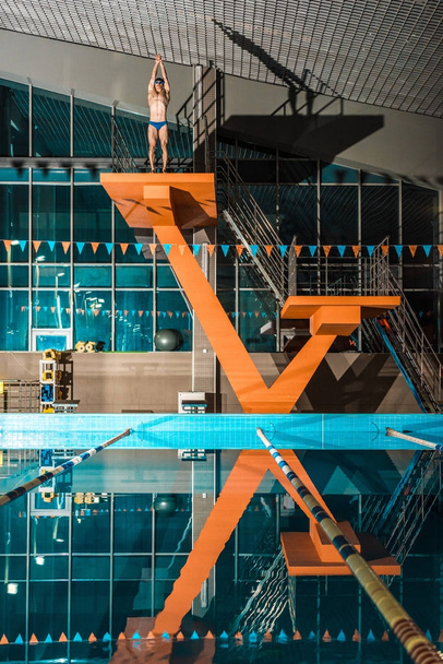 nadador en plataforma de buceo listo para saltar
 - Foto, imagen
