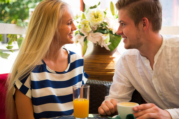 Young couple in cafe - Foto, afbeelding