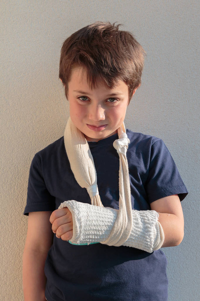Piccolo ragazzo caucasico con braccio rotto
 - Foto, immagini