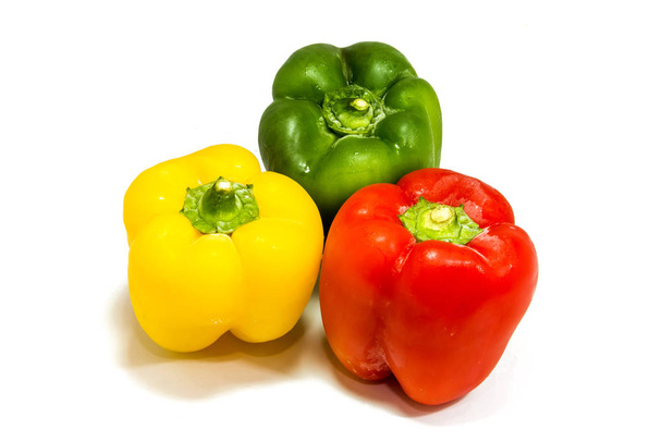 Gele, groene en rode paprika's geïsoleerd op een witte achtergrond - Foto, afbeelding