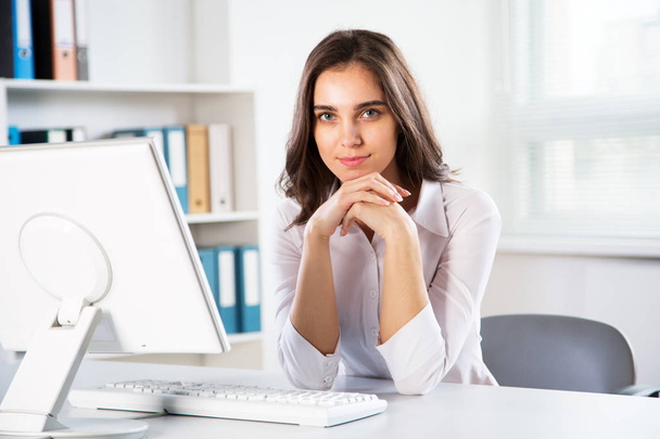 Young business woman with computer - Φωτογραφία, εικόνα