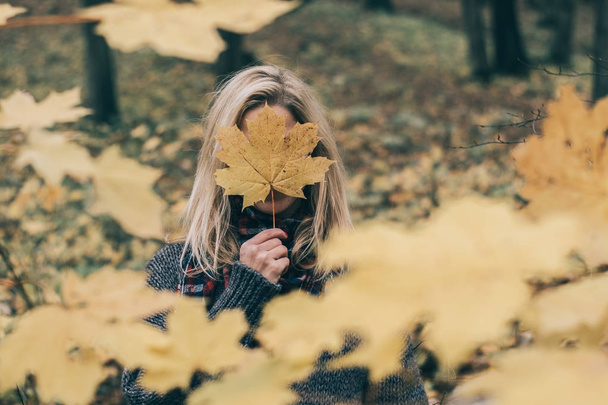 Woman hiding behind big leaf - Foto, Bild