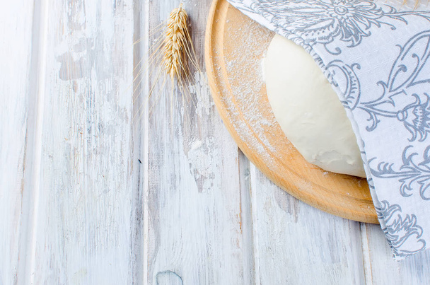 Ball dough , flour in a cermik bowl - Zdjęcie, obraz