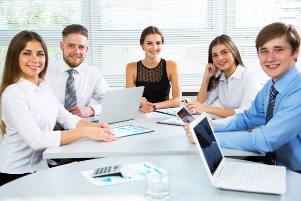 Empresarios en una reunión en la oficina
  - Foto, Imagen
