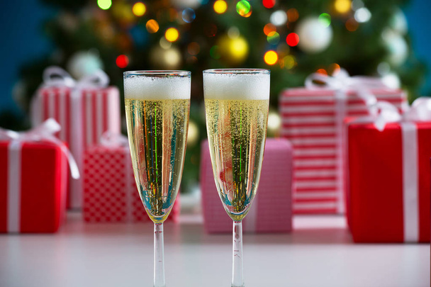 Champagne en Kerstmis geschenken - Foto, afbeelding