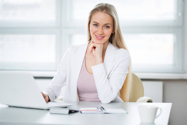 business woman using laptop at office - Zdjęcie, obraz