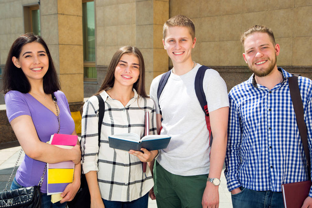 Fedotova _ AleksandraGrupo de estudantes com cadernos ao ar livre
 - Foto, Imagem