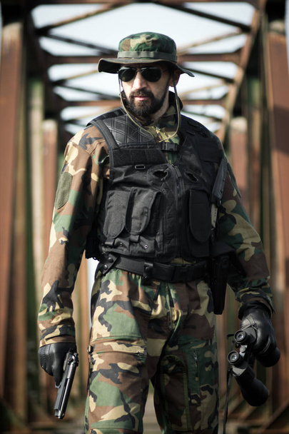 Katonai egyenruhás katona - Fotó, kép