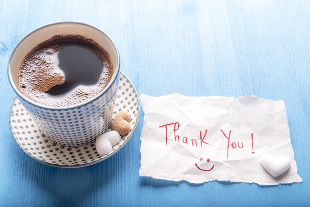 Taza de café y linda nota de agradecimiento
 - Foto, Imagen