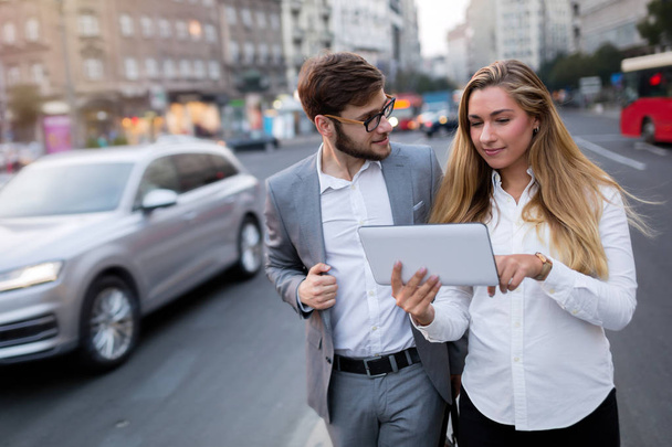 Gente de negocios móvil con prisa
 - Foto, imagen