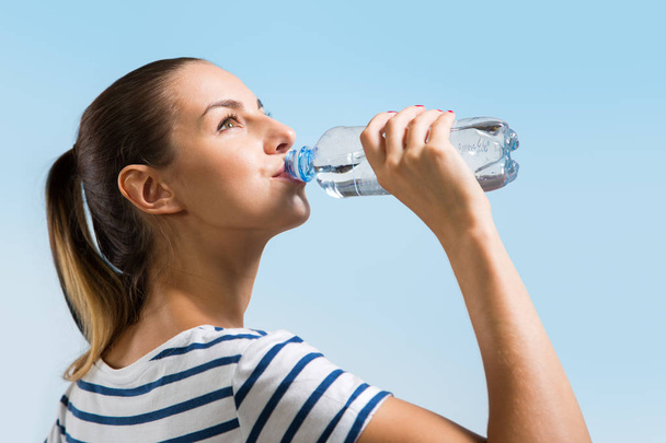 Young woman drinking water - Φωτογραφία, εικόνα