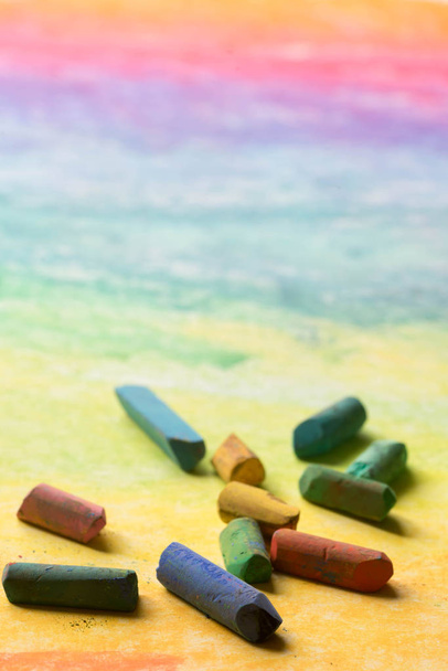 pastel lápis de cor sobre fundo de papel multicolorido
  - Foto, Imagem