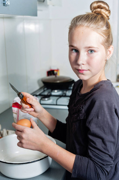 lindo adolescente chica panadero en cocina con ingredientes para hornear
 - Foto, imagen