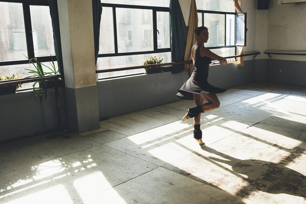 Ballet dancer practicing indoors. - Valokuva, kuva